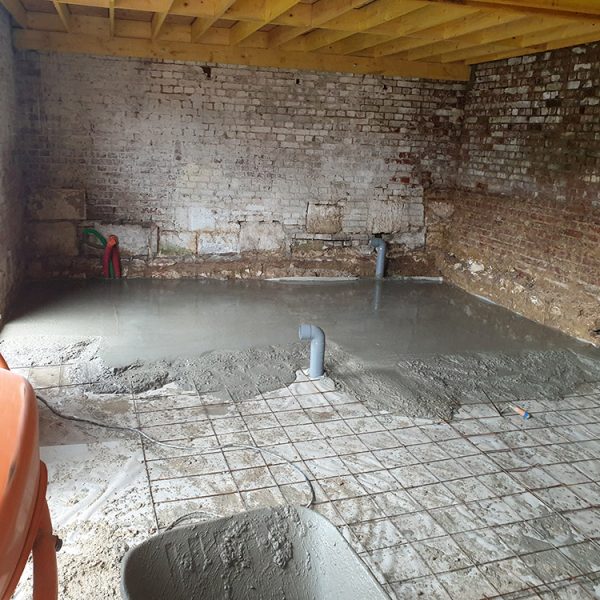 Création d'une dalle béton, coulage du béton
