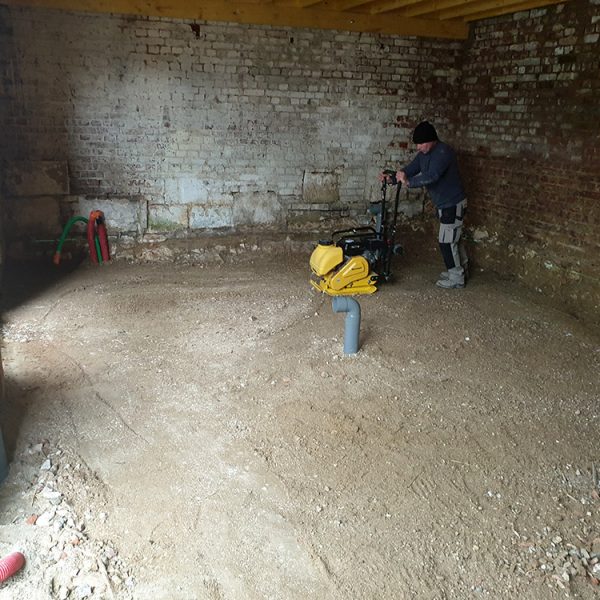 Création d'une dalle béton, compactage du support a la plaque vibrante