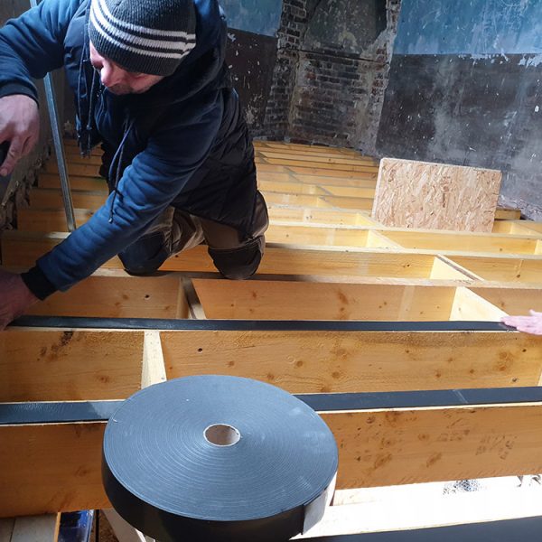 Pose d'un plancher bois type OSB , pose d'une bande résiliente
