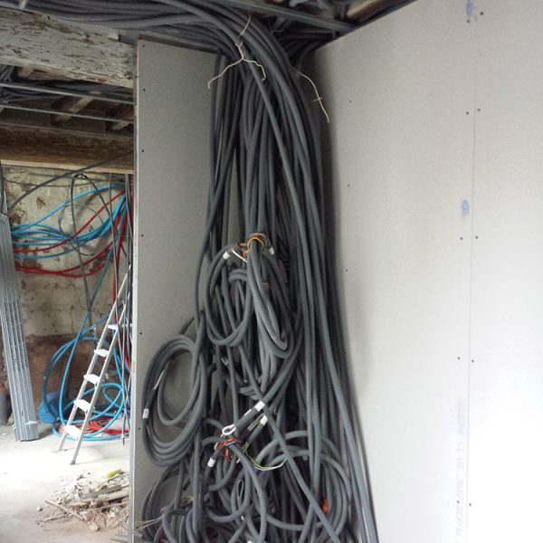 Arrivé des cables et gaines au niveau du futur tableau électrique