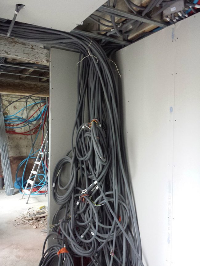 Arrivé des cables et gaines au niveau du futur tableau électrique