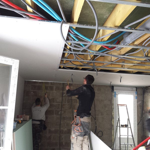 Passage des gaines électrique, réseaux en plafond