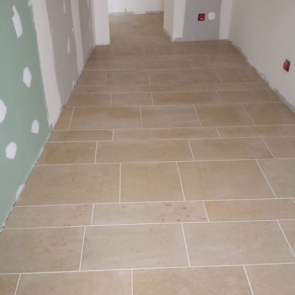 6 - Réalisation du carrelage , parquet , enduit et peinture de la maison