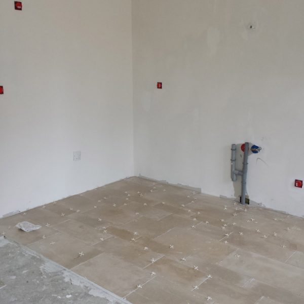 6 - Réalisation du carrelage , parquet , enduit et peinture de la maison