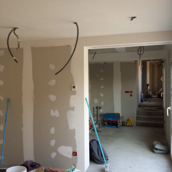 6 - Réalisation du carrelage , parquet , enduit et peinture de la maison