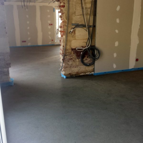 6 - Réalisation du carrelage , parquet , enduit et peinture de la maison