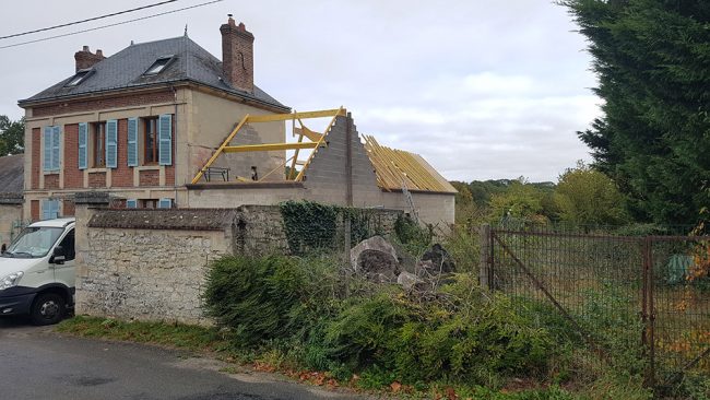 Charpente traditionnelle sur extension maison ancienne pose des pannes faîtière et sablière