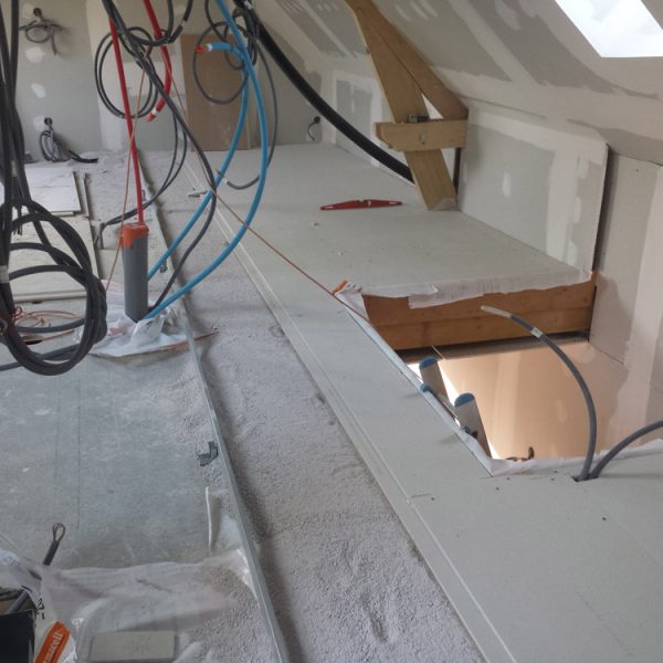 5 - Mise en place d'un ferraillage suspendu en plafond et d'un doublage type OPTIMA sur les murs, passage des réseaux eau et électricité