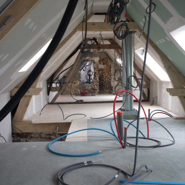 5 - Mise en place d'un ferraillage suspendu en plafond et d'un doublage type OPTIMA sur les murs, passage des réseaux eau et électricité
