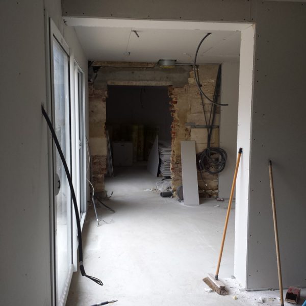 5 - Mise en place d'un ferraillage suspendu en plafond et d'un doublage type OPTIMA sur les murs, passage des réseaux eau et électricité
