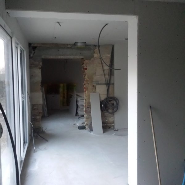 5 - Mise en place d'un ferraillage suspendu en plafond et d'un doublage type OPTIMA sur les murs, passage des réseaux eau et électricité