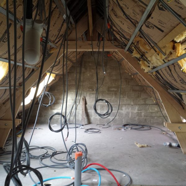 5 - Mise en place d'un ferraillage suspendu en plafond et d'un doublage type OPTIMA sur les murs, passage des réseaux eau et électricité