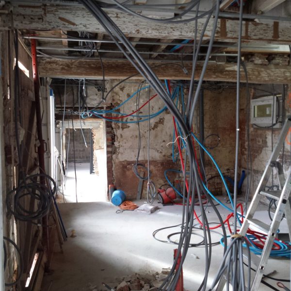 5 - Mise en place d'un ferraillage suspendu en plafond et d'un doublage type OPTIMA sur les murs, passage des réseaux eau et électricité