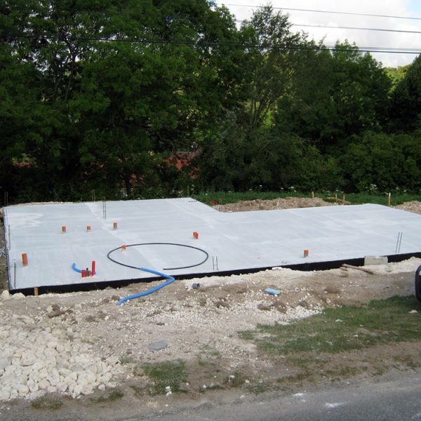Coulage d'un plancher sur vide sanitaire, y compris passage des tuyaux d'évacuation et fourreaux d'alimentation