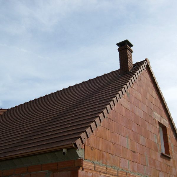 Maison neuve, souche de cheminée préfabriqué plaquage brique