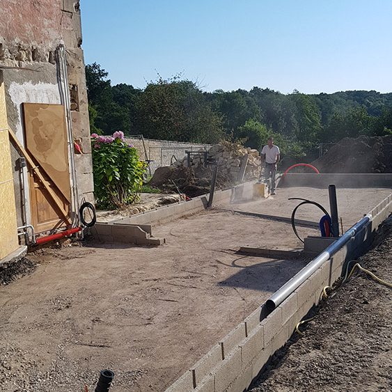Préparation d'une dalle terre plein pour une extension, passage des tuyaux d'évacuation , fourreaux et fond de forme compacté