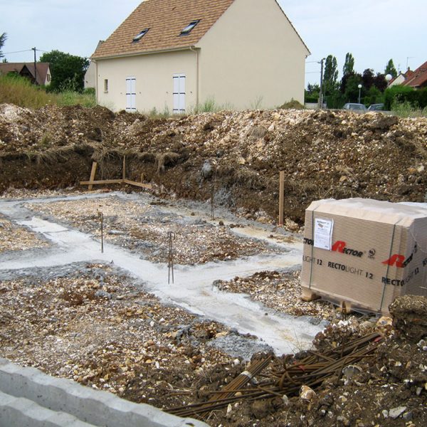 Réalisation du terrassement et coulage des semelles de fondation