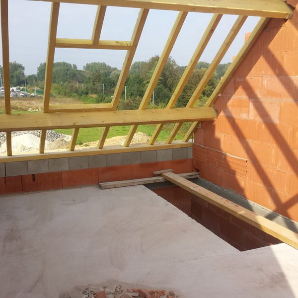 Construction neuve en brique rouge thermique et plancher béton