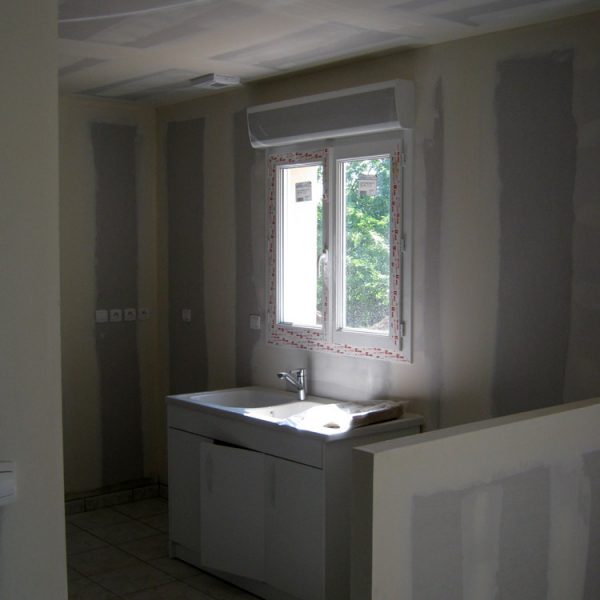 Installation meuble basique sous évier avec fenêtre PVC a double ouvrants et option oscillo battante