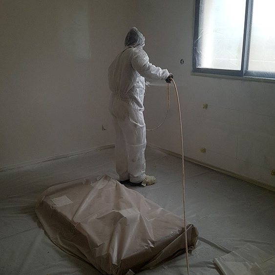 Protection des murs et des sols, pour application de la peinture de finition
