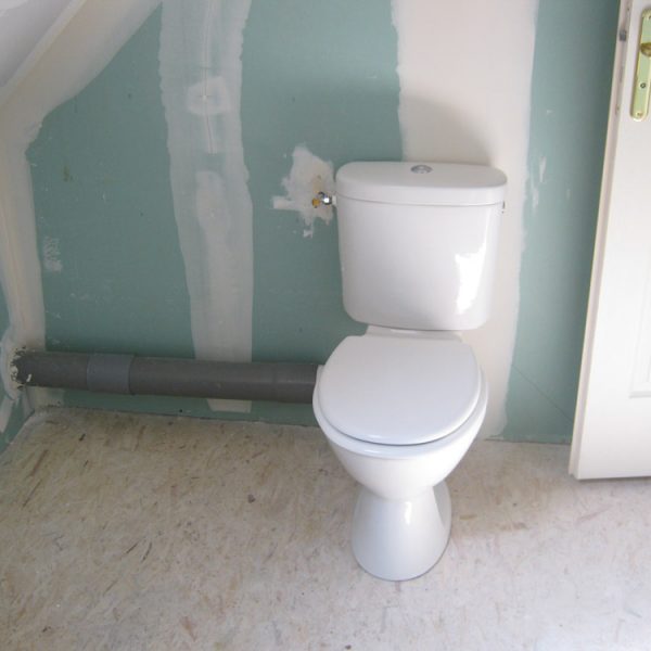 Installation du WC dans la salle de bain de l'étage y compris placo hydrofugé