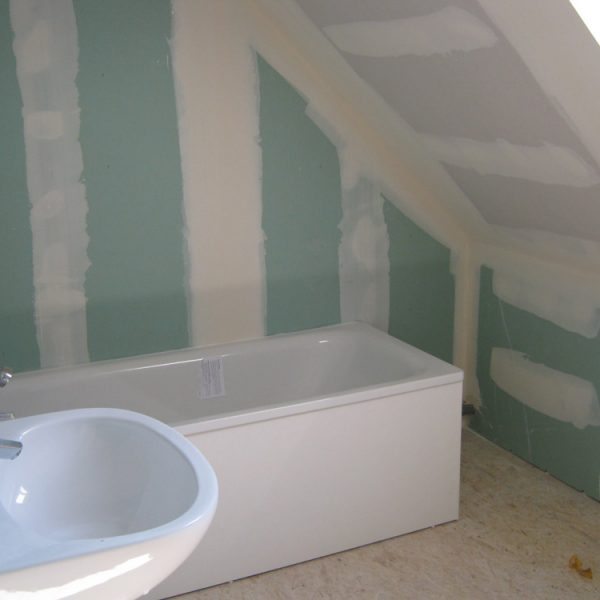 Installation des équipements dans la salle de bain de l'étage y compris placo hydrofugé