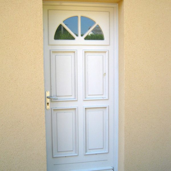 Fourniture et pose d'une porte d'entrée y compri pose soigné avec étanchéité a l'air