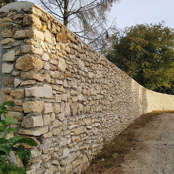 Villers saint Frambourg Mur en pierre de Pays sans joints, chapeau mortier arrondi 6