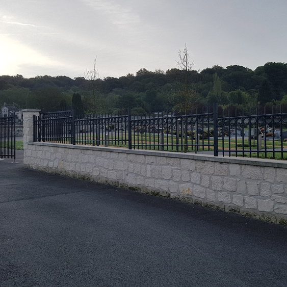 Réalisation d'un muret en moellon en pierre calcair neuve.