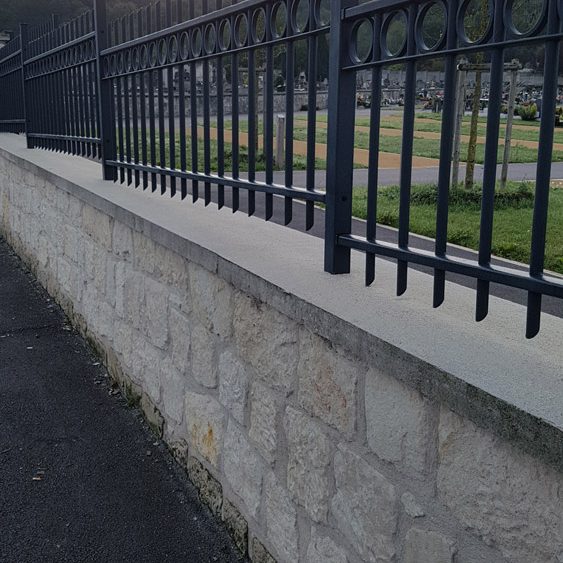 Réalisation d'un muret en moellon en pierre calcair neuve y compris Chapeau coffré double pente