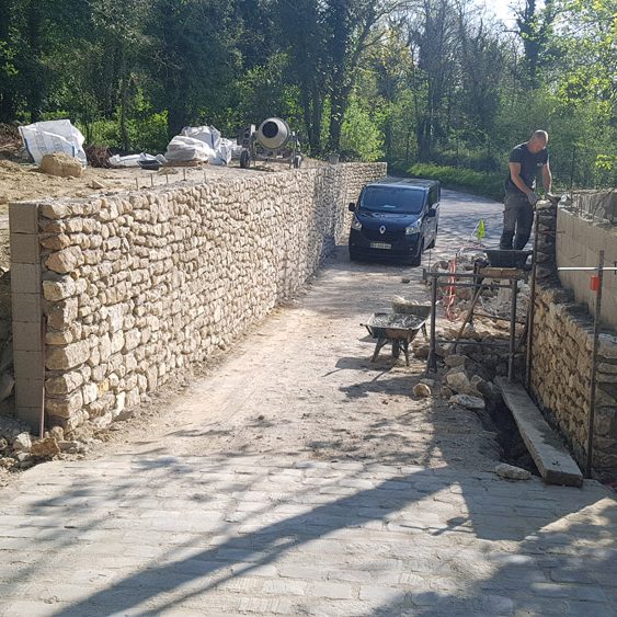 Réalisation d'un Mur de soutènement avec parement en moellon de récupération