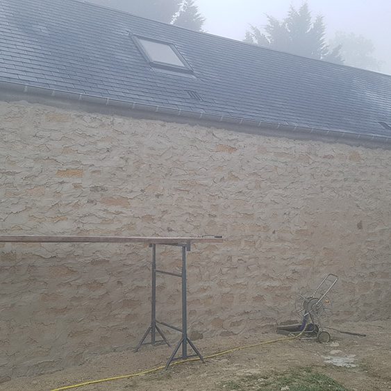 Réalisation de joints sur plaquage pierre ancienne avant grattage