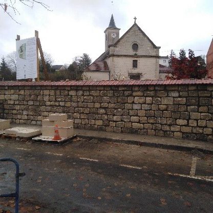 Démolition puis reconstruction d'un mur en moellon avec nouvelles pillasses en pierre de taille
