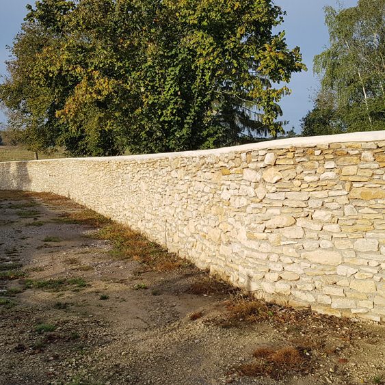 Villers saint Frambourg Mur en pierre de Pays sans joints, chapeau mortier arrondi