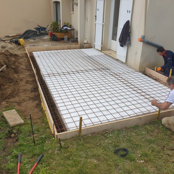Préparation au coulage d'une dalle de terrasse pour futur véranda