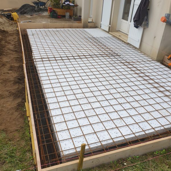 Préparation au coulage d'une dalle de terrasse pour futur véranda