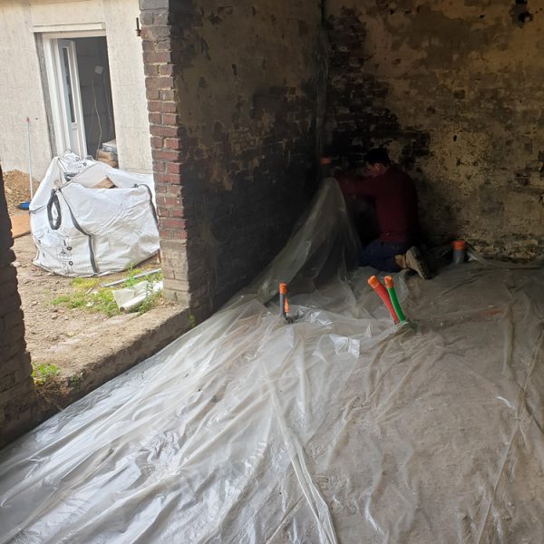 Préparation au coulage d'une dalle intérieur avec passage des fourreaux