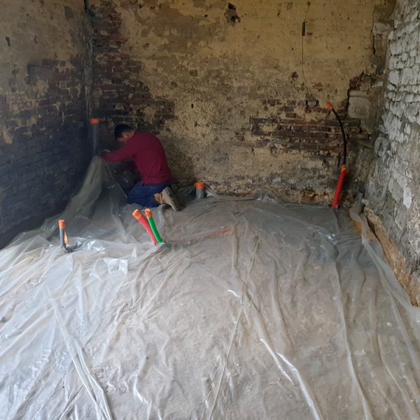 Préparation au coulage d'une dalle intérieur avec passage des fourreaux